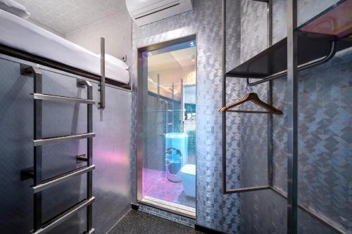 diamond capsule hotel amsterdam south