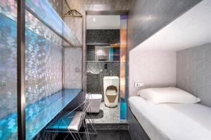 diamond capsule hotel amsterdam south