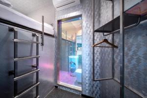 diamond capsule hotel amsterdam south