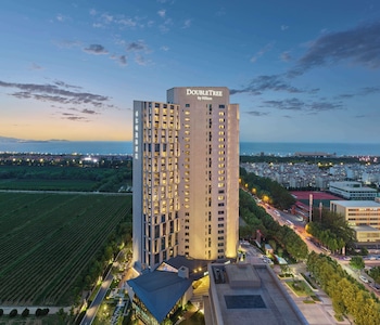 doubletree by hilton yantai golden coast hotel and suites
