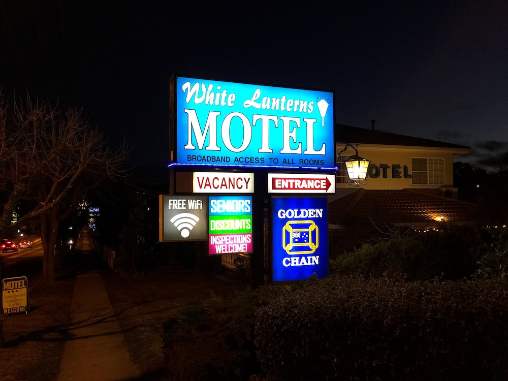 white lanterns motel