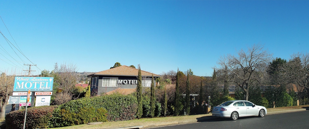 white lanterns motel