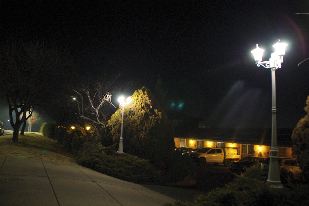 white lanterns motel