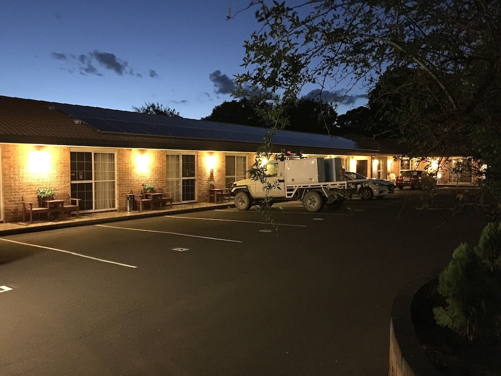 white lanterns motel