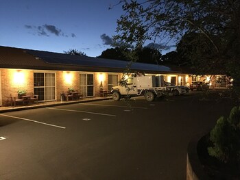 white lanterns motel