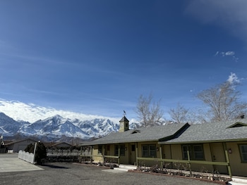 eastern sierra motor lodge