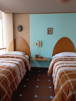 Othello,Los Dos Puentes>>Quito,3 star