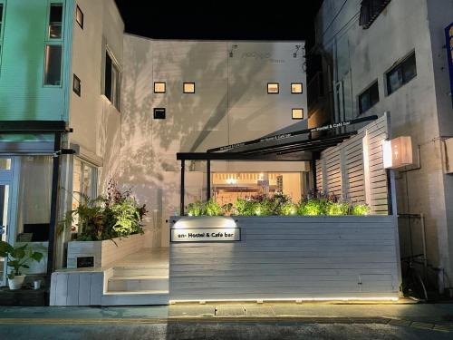 en hostel and cafe bar