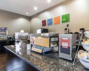 comfort inn and suites i 10 airport