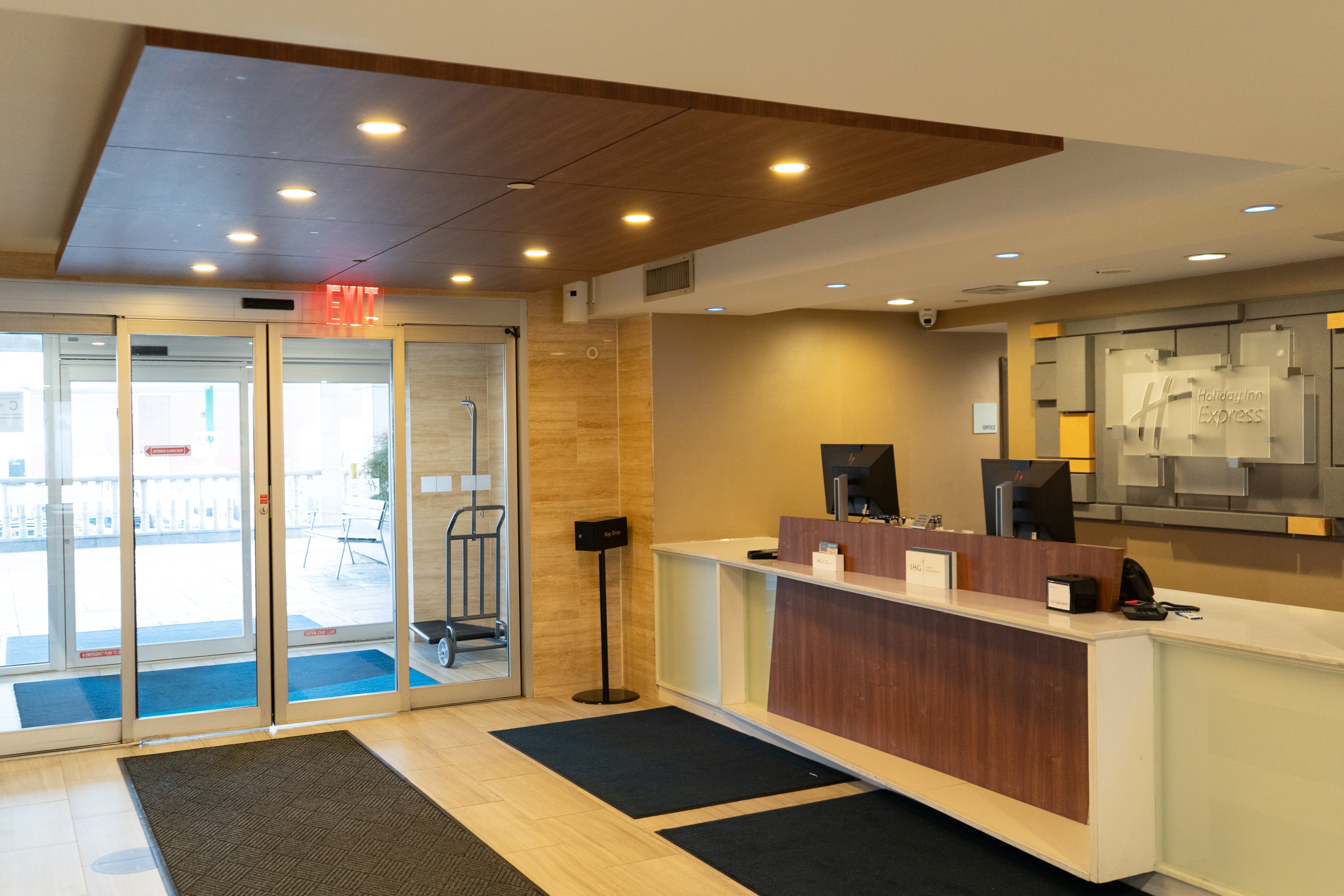 holiday inn express maspeth by ihg