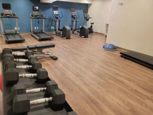 holiday inn express maspeth by ihg