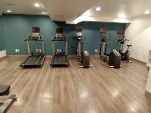 holiday inn express maspeth by ihg