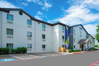 spark by hilton dallas market center