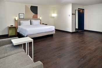 spark by hilton dallas market center