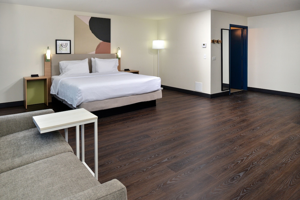 spark by hilton dallas market center