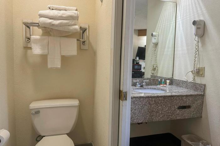 classic inn by oyo i 240 near memphis airport