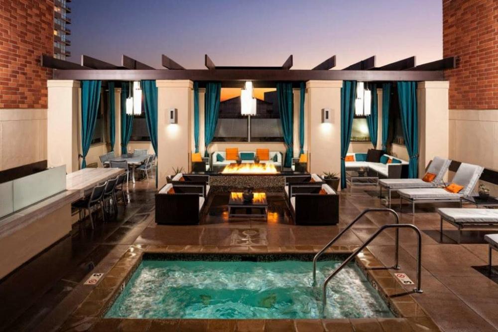 glamorous beverlywood residence