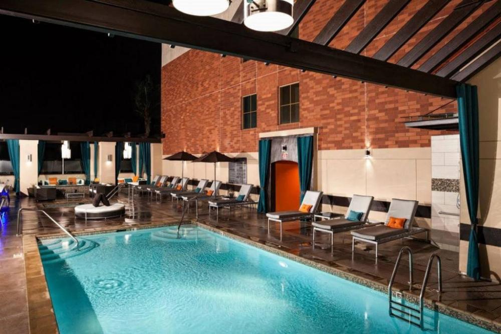 glamorous beverlywood residence