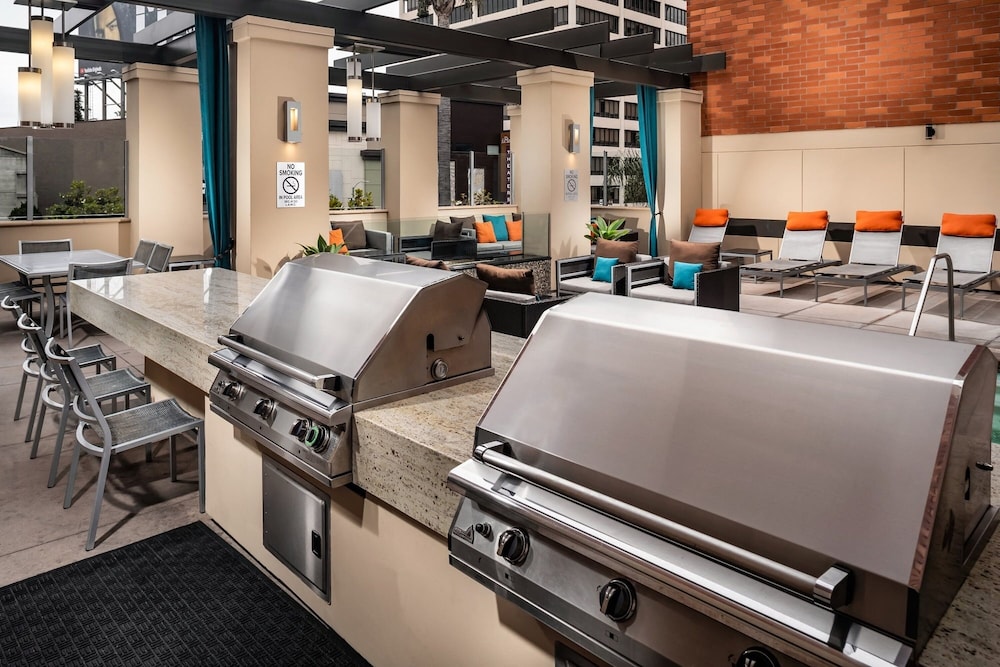 glamorous beverlywood residence