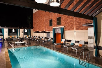 glamorous beverlywood residence