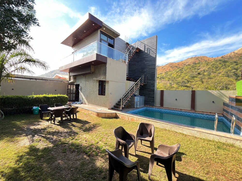 gobravo 2br lux villa wt pvt pool udapur