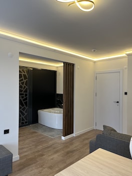 golden life suite