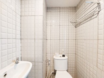 good deal and homey studio at de prima apartment