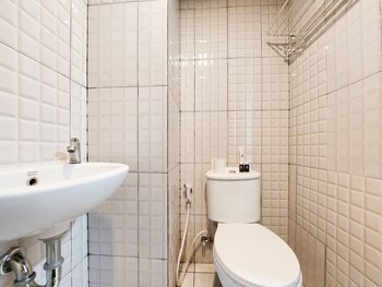 good deal and homey studio at de prima apartment