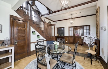 white house at grand central