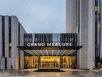 grand mercure yichang waitan