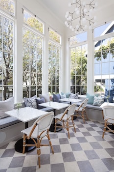 Hideaway Santa Barbara, A Kirkwood Collection Property,West Beach>>Santa Barbara,4 star