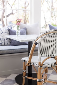 Hideaway Santa Barbara, A Kirkwood Collection Property,West Beach>>Santa Barbara,4 star