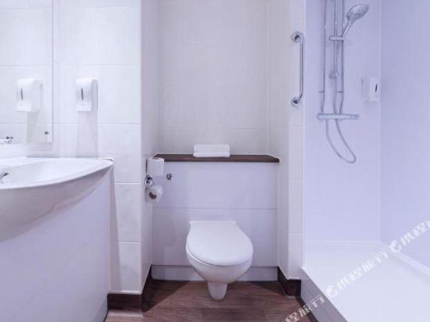 travelodge london ealing