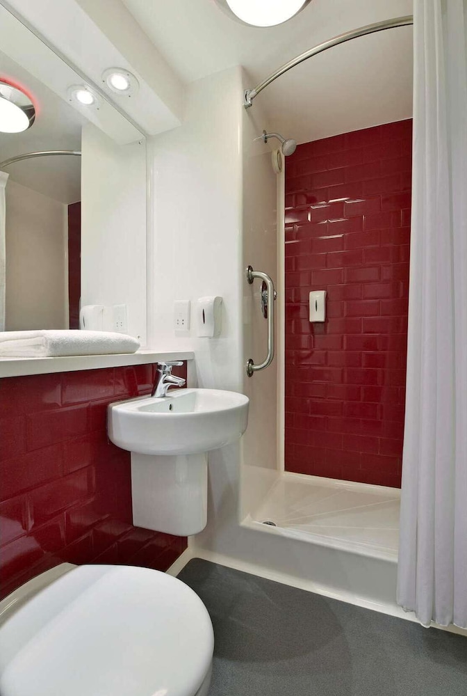 travelodge london ealing