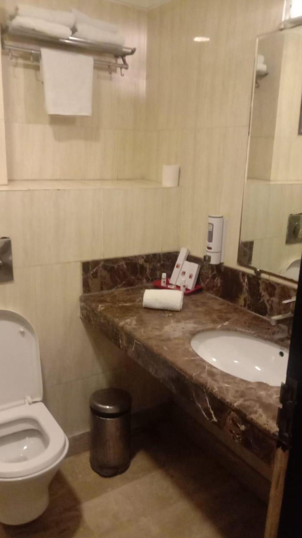 clarks inn kaushambi