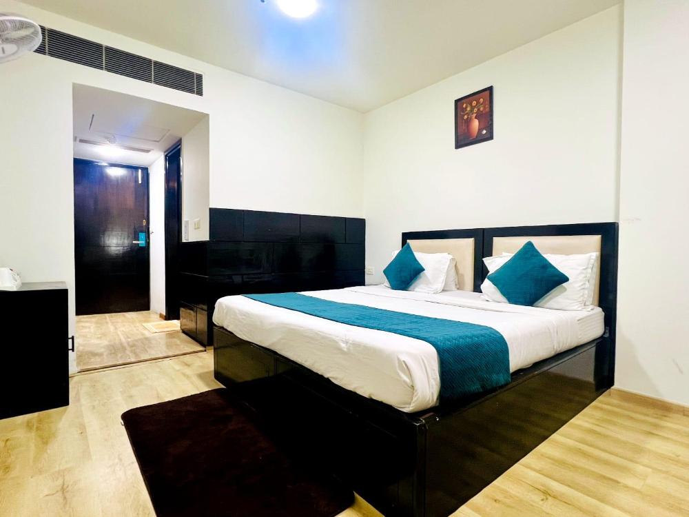 clarks inn kaushambi