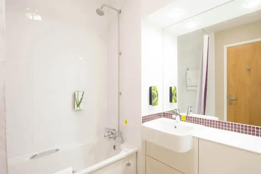 Premier Inn Pontypool,Gwent>>Cardiff,3 star
