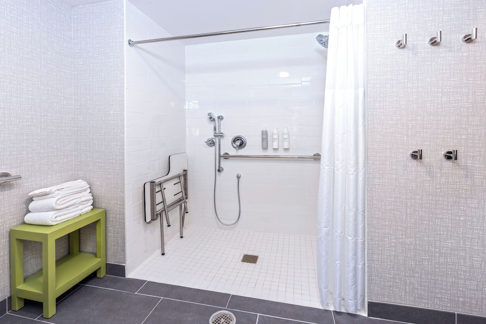 hampton inn and suites bakersfield central