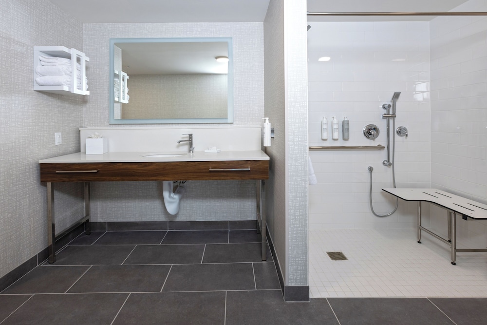 hampton inn and suites bakersfield central