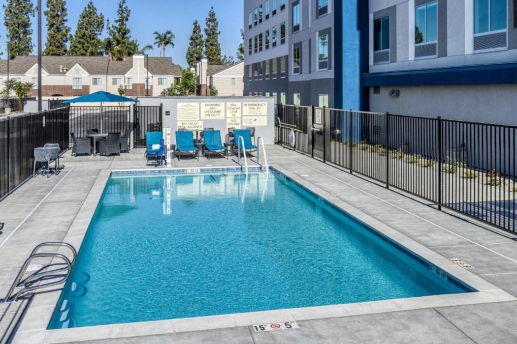 hampton inn and suites bakersfield central