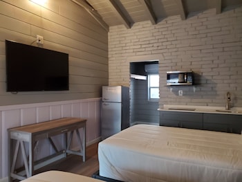 hollywood gardens inn and suites