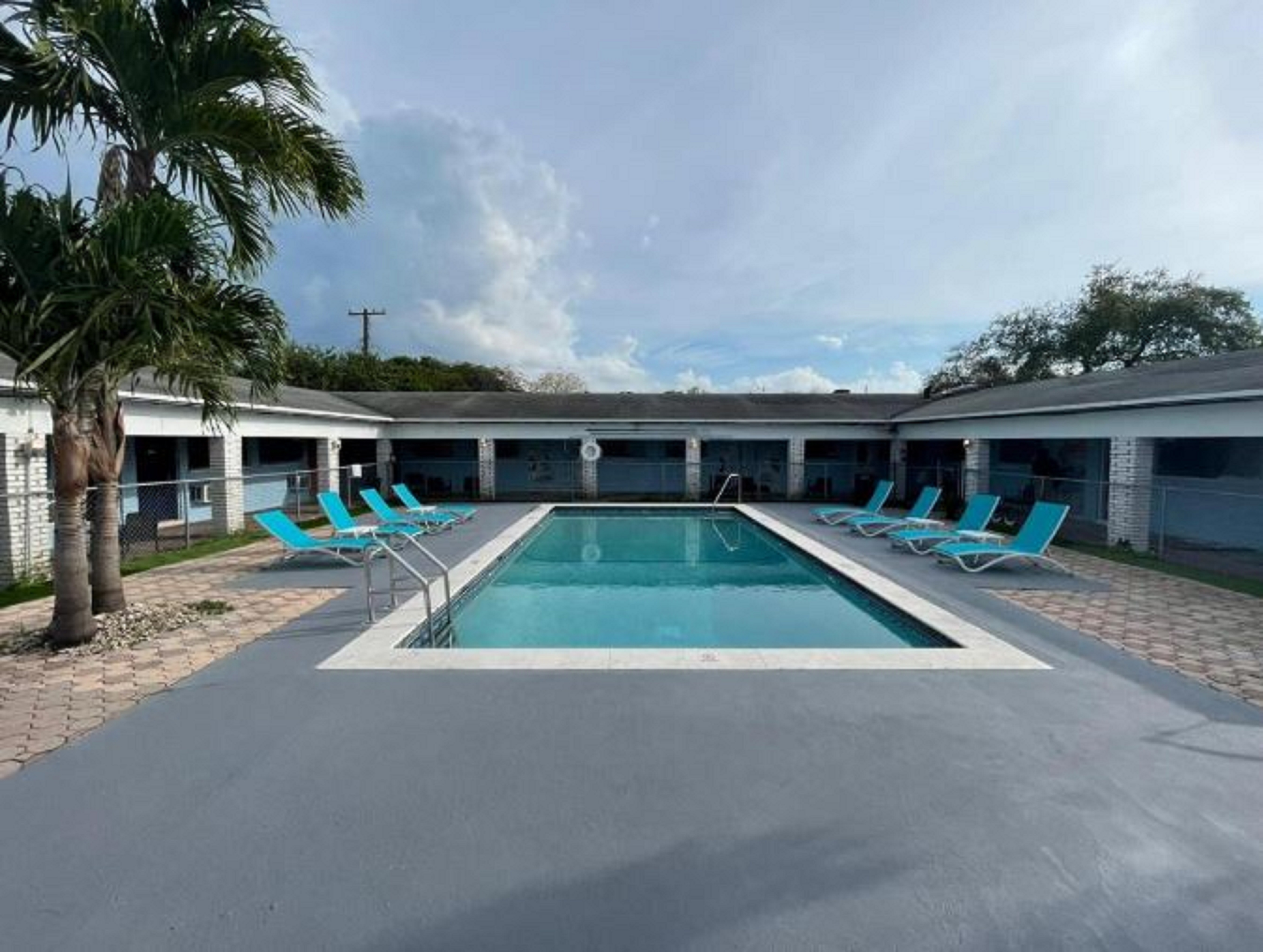 hollywood gardens inn and suites