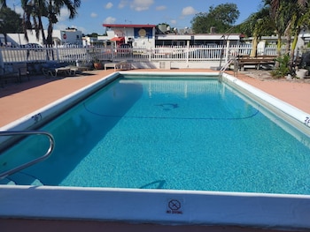 hollywood gardens inn and suites