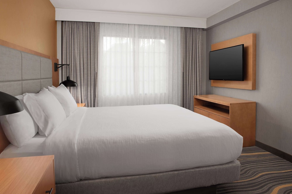 embassy suites la quinta hotel and spa