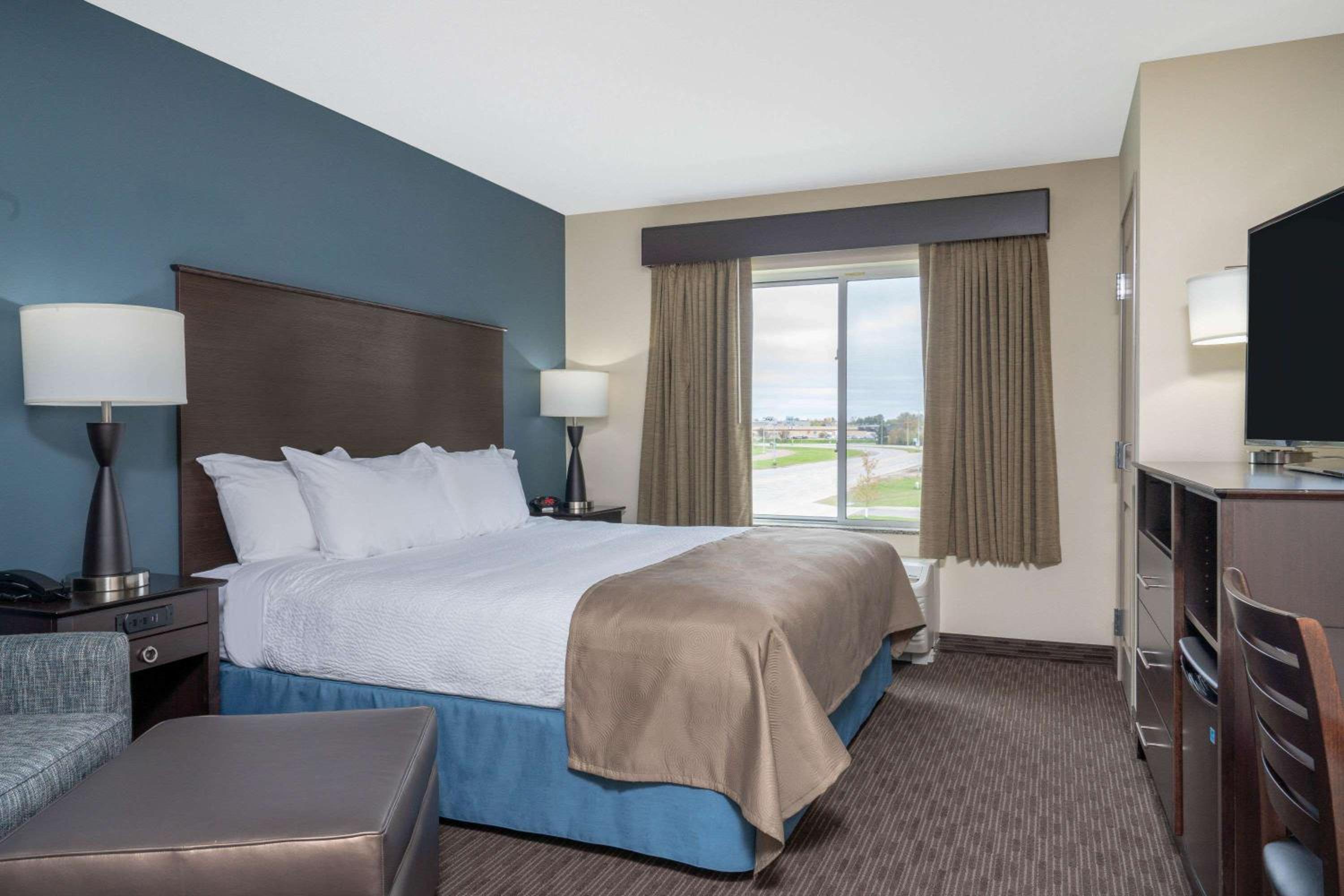 embassy suites la quinta hotel and spa