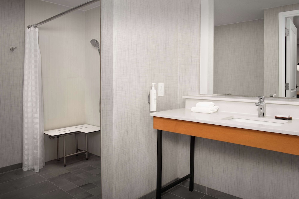 embassy suites la quinta hotel and spa