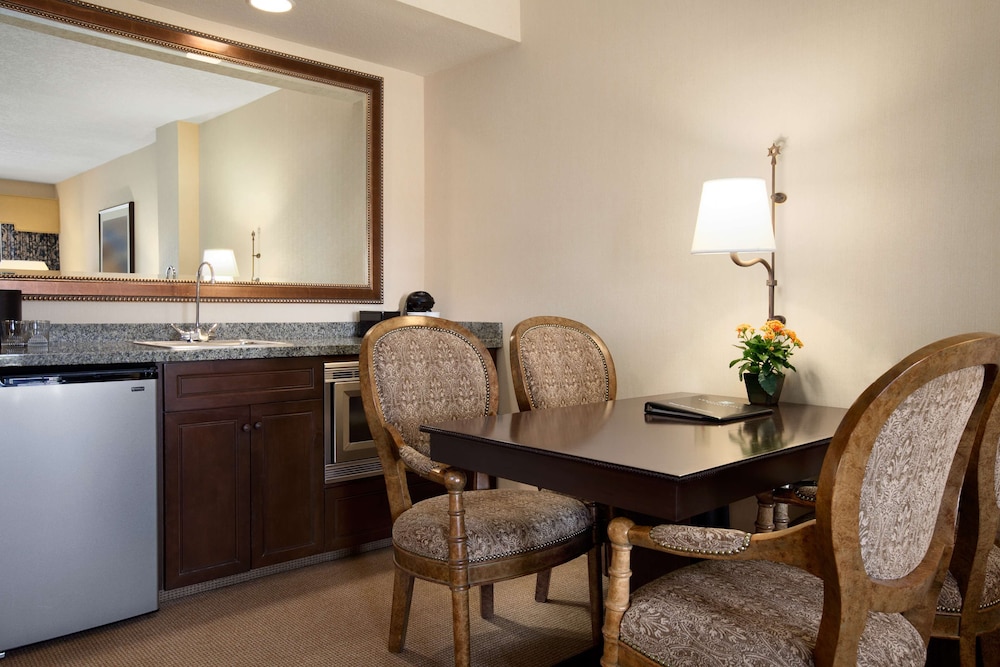 embassy suites la quinta hotel and spa