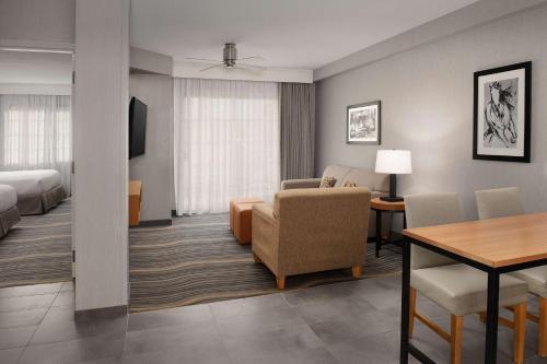 embassy suites la quinta hotel and spa