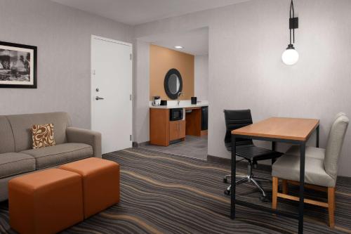 embassy suites la quinta hotel and spa