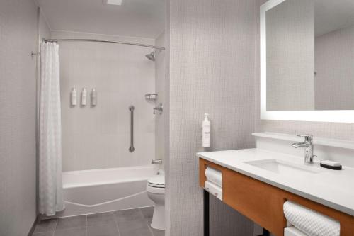 embassy suites la quinta hotel and spa